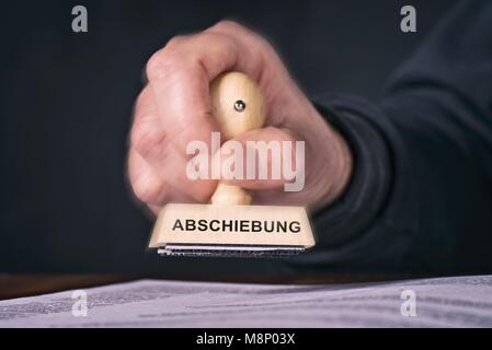 Es ist ein Dokument mit einem Stempel mit der Inschrift 'Abschiebung' für 'deportation" gestempelt. | Verwendung weltweit Stockfoto