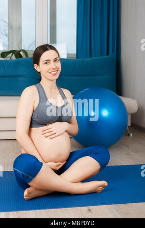 Schwangere Frau mit Fit Ball Stockfoto