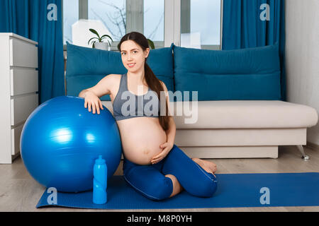 Schwangere Frau mit Fit Ball Stockfoto