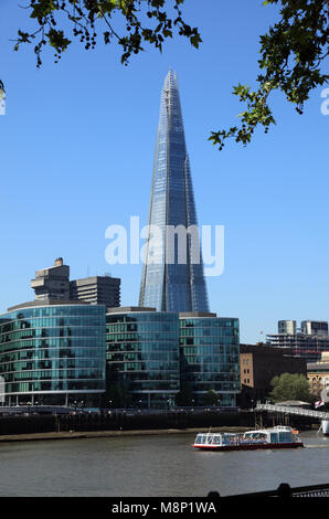 Themse in London mit dem ist schwer von Glas" Gebäude. Renzo Piano Wolkenkratzer, die Europas höchstes Gebäude, Stockfoto