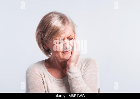 Studio Portrait von einer älteren Frau in Schmerzen. Stockfoto