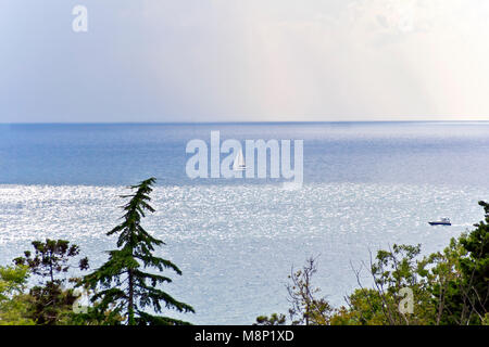 Ruhige Brise Meer und weiße Schiff im Sommer sonnigen Tag Stockfoto