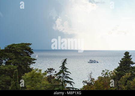 Ruhige Brise Meer und zwei weißen Schiffe im Sommer bewölkter Tag Stockfoto