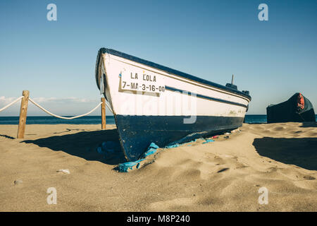 Alte traditionelle Holz- Fischerboot in Sand am Strand am Mittelmeer, Costa del Sol, Spanien. Stockfoto