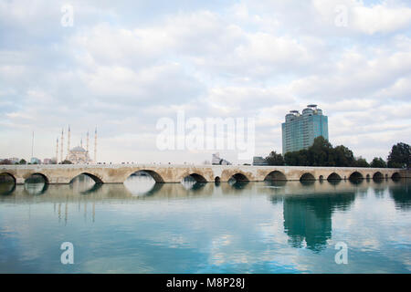 Sabanci zentrale Moschee und Taskopru Brücke in Adana, Türkei Stockfoto