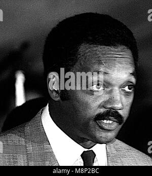 Chicago, Illinois, USA, 2. August 1986 Reverend Jesse Jackson spricht zu der Volksmenge versammelt zu sehen und der nicaraguanische Präsident Daniel Ortega in Betrieb drücken Sie hören. Credit: Mark Reinstein/MediaPunch Stockfoto