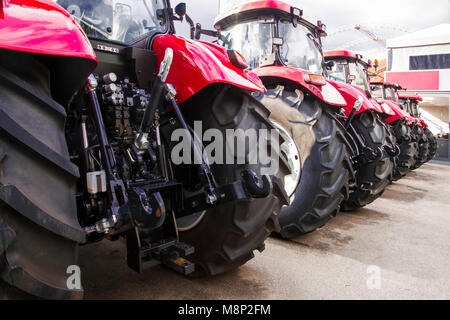 Red geparkten Traktor, stehen in einer Reihe, ein Foto von hinten Stockfoto