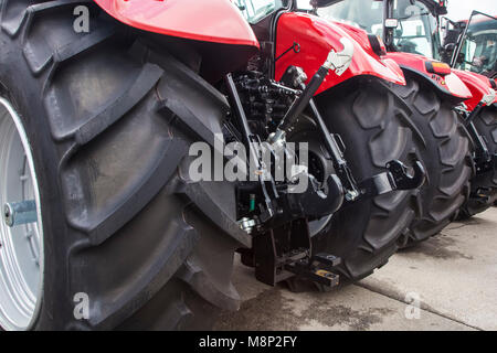 Red geparkten Traktor, stehen in einer Reihe, ein Foto von hinten Stockfoto