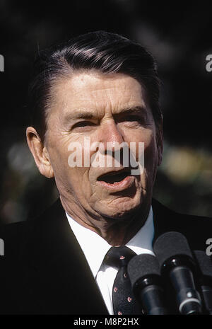 Washington, DC. USA, 16. November 1982 Präsident Ronald Reagan liefert Erläuterungen auf der offiziellen staatlichen Begrüßungszeremonie für Bundeskanzler Helmut Kolh. Auf der South Lawn des Weißen Hauses. Credit: Mark Reinstein/MediaPunch Stockfoto