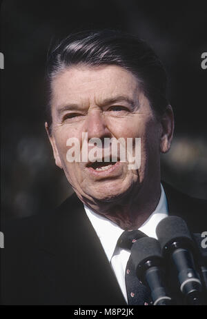 Washington, DC. USA, 16. November 1982 Präsident Ronald Reagan liefert Erläuterungen auf der offiziellen staatlichen Begrüßungszeremonie für Bundeskanzler Helmut Kolh. Auf der South Lawn des Weißen Hauses. Credit: Mark Reinstein/MediaPunch Stockfoto