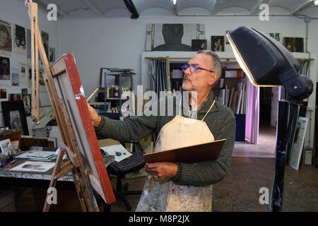 Maler Künstler malen ein Bild im Studio Stockfoto