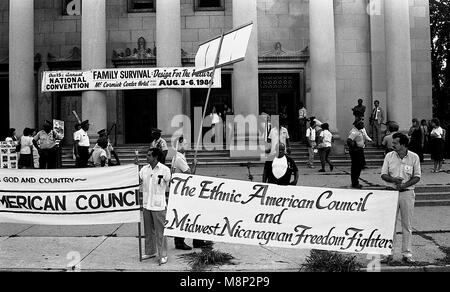 Chicago, Illinois, USA, 2. August 1986 Demostrators außerhalb und auf der anderen Straßenseite von der Bedienung Push Headquarters protestieren gegen den Besuch von Nicaraguas Präsident Daniel Ortega. Credit: Mark Reinstein/MediaPunch Stockfoto