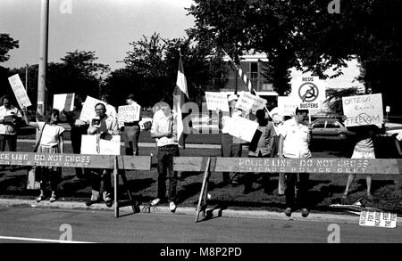 Chicago, Illinois, USA, 2. August 1986 Demostrators außerhalb und auf der anderen Straßenseite von der Bedienung Push Headquarters protestieren gegen den Besuch von Nicaraguas Präsident Daniel Ortega. Credit: Mark Reinstein/MediaPunch Stockfoto