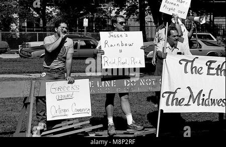 Chicago, Illinois, USA, 2. August 1986 Demostrators außerhalb und auf der anderen Straßenseite von der Bedienung Push Headquarters protestieren gegen den Besuch von Nicaraguas Präsident Daniel Ortega. Credit: Mark Reinstein/MediaPunch Stockfoto