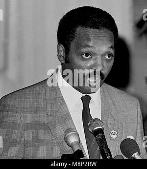 Chicago, Illinois, USA, 2. August 1986 Reverend Jesse Jackson spricht zu der Volksmenge versammelt zu sehen und der nicaraguanische Präsident Daniel Ortega in Betrieb drücken Sie hören. Credit: Mark Reinstein/MediaPunch Stockfoto