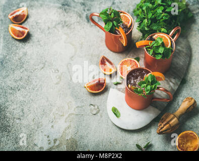 Blutorange Moscow Mule Alkohol Cocktails, Kopie Raum Stockfoto