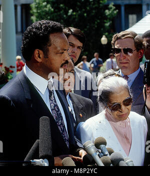 Washington, DC., USA, Juni 30, 1989 Jesse Jackson zusammen mit Rosa Parks und Walter E. Fauntroy Treffen mit Mitgliedern der Presse im West Wing Einfahrt nach der Teilnahme an einer Feier im Osten Zimmer mit Präsident George H.W. Bush anlässlich des 25. Jahrestages der Unterzeichnung der "Civil Rights Act" Credit: Mark Reinstein/MediaPunch Stockfoto