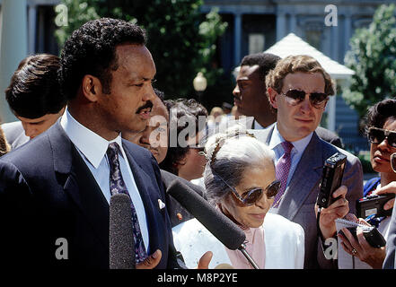 Washington, DC., Juni 30, 1989 Jesse Jackson zusammen mit Rosa Parks und Walter E. Fauntroy Treffen mit Mitgliedern der Presse im West Wing Einfahrt nach der Teilnahme an einer Feier im Osten Zimmer mit Präsident George H.W. Bush anlässlich des 25. Jahrestages der Unterzeichnung der "Civil Rights Act" Credit: Mark Reinstein/MediaPunch Stockfoto