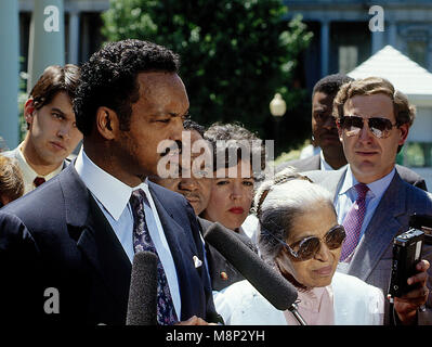 Washington, DC., USA, Juni 30, 1989 Jesse Jackson zusammen mit Rosa Parks und Walter E. Fauntroy Treffen mit Mitgliedern der Presse im West Wing Einfahrt nach der Teilnahme an einer Feier im Osten Zimmer mit Präsident George H.W. Bush anlässlich des 25. Jahrestages der Unterzeichnung der "Civil Rights Act" Credit: Mark Reinstein/MediaPunch Stockfoto