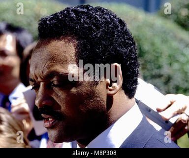 Washington, DC., USA, Juni 30, 1989 Jesse Jackson spricht mit Mitgliedern der Presse im West Wing Einfahrt nach der Teilnahme an einer Feier im Osten Zimmer mit Präsident George H.W. Bush anlässlich des 25. Jahrestages der Unterzeichnung der "Civil Rights Act'n Credit: Mark Reinstein/MediaPunch Stockfoto