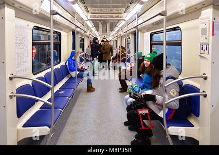 Moskau, Russland - am 17. März. 2018. Die Menschen in der U-Bahn Auto Stockfoto