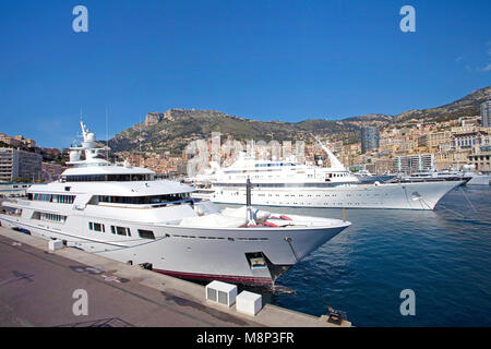 Super Yacht "Nomaden", hinter der Megayacht "Lady Moura", Inhaber Nasser Ar-Raschid, ein saudischer arabean Milliardär, Hafen von Monaco, Europa Stockfoto