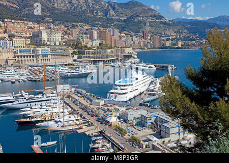 Super Yachten im Yachthafen von Monaco, der größte Mega Yacht ist "Lady Moura", Inhaber Nasser Ar-Raschid, ein saudischer arabean Milliardär, Monaco, Europa Stockfoto