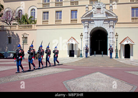 Ändern des Schutzes, Palastwachen im Palais Princier, Prinzen Palast von Monaco, offizielle Residenz des souveränen Fürsten von Monaco, Côte d'Azur Stockfoto