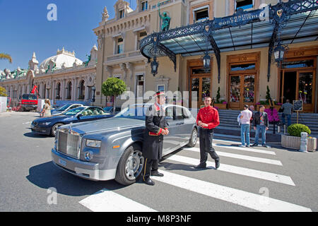 Rolls Royce und Chauffeur bei Casino Monte-Carlo, Place du Casino, Monte Carlo, Monaco, Côte d'Azur, Französische Riviera, Europa Stockfoto