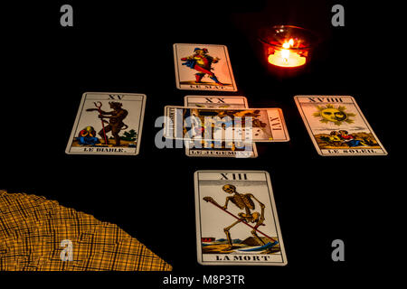Tarot Kreuz mit 1JJ Swiss Tarot cards Stockfoto