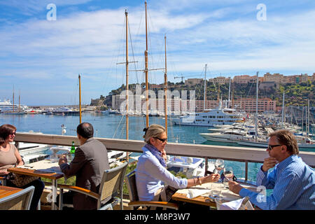 Menschen mit Blick auf den Hafen von der Terrasse eines Hafen Restaurant, Quai des Etats, Stadt, Monte Carlo, Monaco, Europa Stockfoto