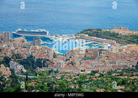 Kreuzfahrtschiff im Hafen von Monaco, Fuerstentum Monaco, Europa | Kreuzfahrtschiff im Hafen von Monaco, Fürstentum Monaco, Europa Stockfoto