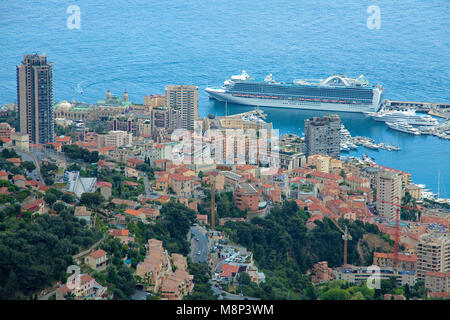 Kreuzfahrtschiff im Hafen von Monaco, Fuerstentum Monaco, Europa | Kreuzfahrtschiff im Hafen von Monaco, Fürstentum Monaco, Europa Stockfoto