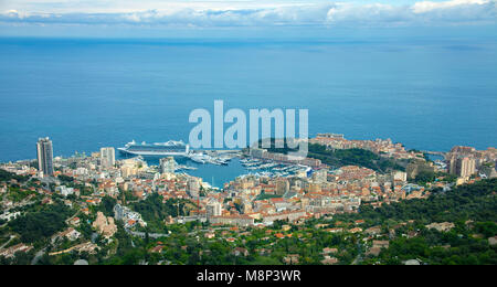 Kreuzfahrtschiff im Hafen von Monaco, Fuerstentum Monaco, Europa | Kreuzfahrtschiff im Hafen von Monaco, Fürstentum Monaco, Europa Stockfoto