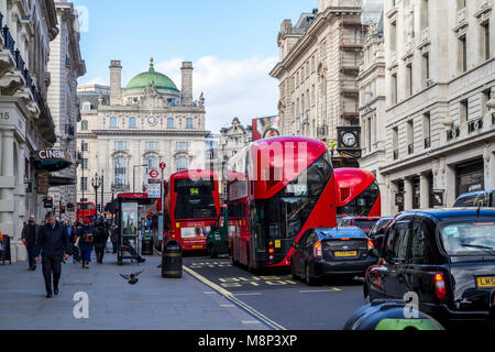 Londoner Verkehr, rote Busse, schwarze Taxis, untere Regent St, Großbritannien London Shopper Stockfoto