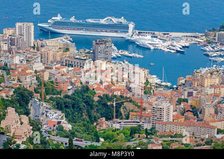 Kreuzfahrtschiff im Hafen von Monaco, Fuerstentum Monaco, Europa | Kreuzfahrtschiff im Hafen von Monaco, Fürstentum Monaco, Europa Stockfoto