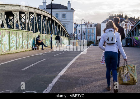 Straße Busker, Graffiti Wall, Primrose Hill London Stockfoto