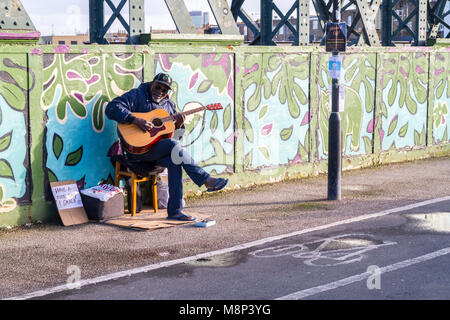 Straße Busker, Graffiti Wall, Primrose Hill London Stockfoto