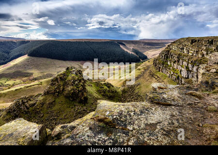 Die alport Burgen sind über eine halbe Meile lang und sind ein Erdrutsch in den Peak District National Park Derbyshire England Großbritannien Stockfoto