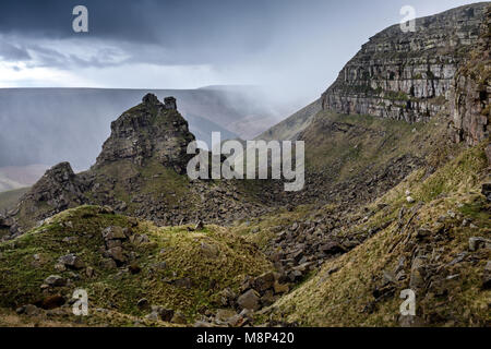 Die alport Burgen sind über eine halbe Meile lang und sind ein Erdrutsch in den Peak District National Park Derbyshire England Großbritannien Stockfoto