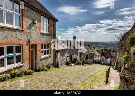 Gold Hill und Blick über Blackmore Vale Shaftesbury, Dorset, England, Großbritannien Stockfoto