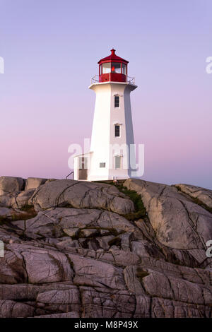 Eines der weltweit am meisten fotografierte Leuchttürme - Peggy's Cove, Nova Scotia in der Dämmerung mit keine Ablenkung und keine Touristen in Sicht Stockfoto