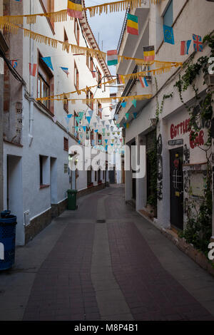 Dino's Flaschen Bar auf die Carrer de Sant Telm Straße in der Stadt Tossa de Mar, Katalonien, Spanien Stockfoto