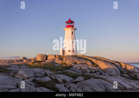 Eines der weltweit am meisten fotografierte Leuchttürme - Peggy's Cove, Nova Scotia in der Dämmerung mit keine Ablenkung und keine Touristen in Sicht Stockfoto