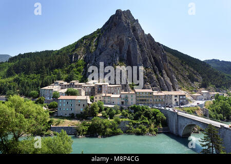 Brücke über den Fluss Durance, Sisteron, Provence, Region Provence-Alpes-Côte d'Azur, Südfrankreich, Frankreich Stockfoto