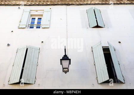 Alte, traditionelle Haus mit hellblauen Fensterläden in der mittelalterlichen Stadt Aigues Mortes in der Camargue, der Provence, Frankreich Stockfoto