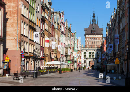 Long Lane (Ulica Długa) Fußgängerzone in der Altstadt von Danzig Stadt in Polen, Europa, Blick Richtung Golden Gate und Käfigturm Stockfoto