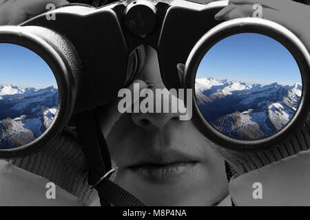 Sicht auf die Berge durch ein Fernglas Stockfoto