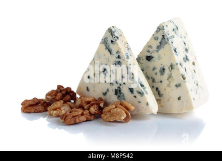 Keil weicher Blauschimmelkäse mit Walnüssen auf weißem Hintergrund. Stockfoto