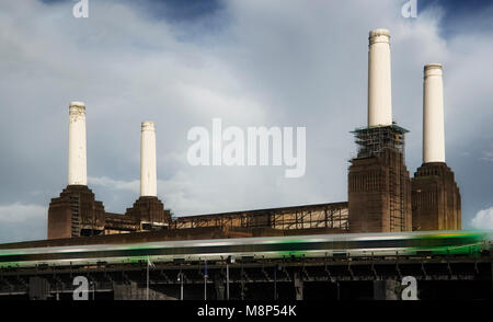 Vier Schornsteinen von stillgelegten Battersea Power Station mit der grünen U-Bahn schnell im Vordergrund Stockfoto